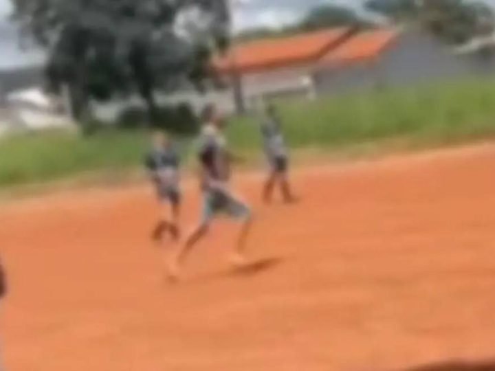 Jogador é preso após perseguir árbitro com facão durante partida