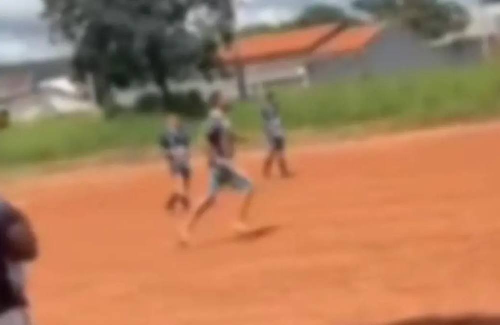 Jogador é preso após perseguir árbitro com facão durante partida