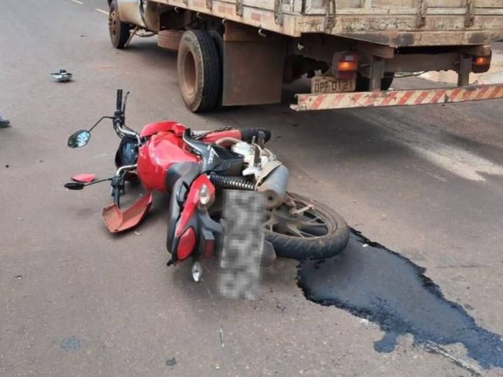 Motociclista fica ferido após colisão com caminhonete em cruzamento movimentado