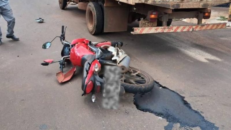 Motociclista fica ferido após colisão com caminhonete em cruzamento movimentado
