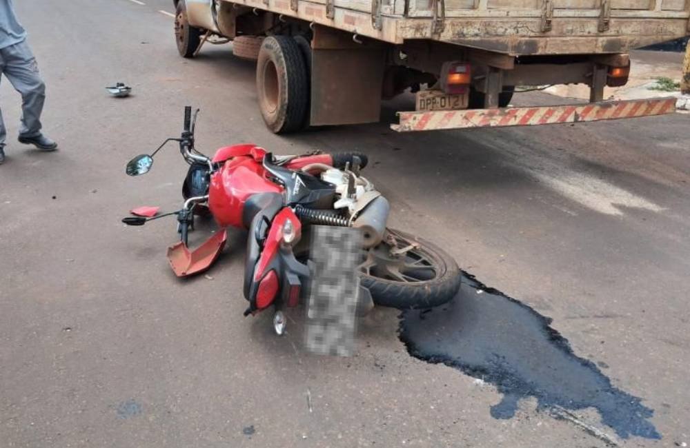 Motociclista fica ferido após colisão com caminhonete em cruzamento movimentado