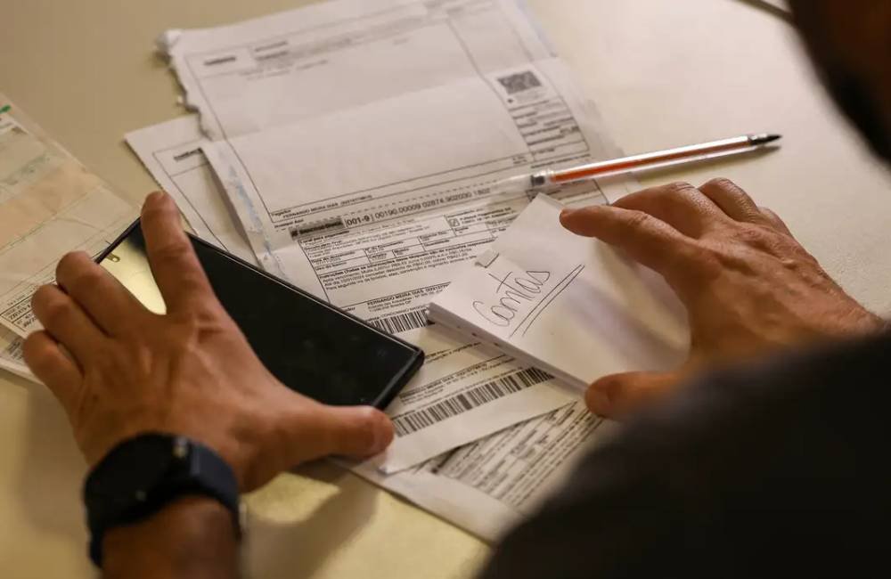 Salário mínimo de R$ 1.621 começa a ser pago nesta segunda-feira