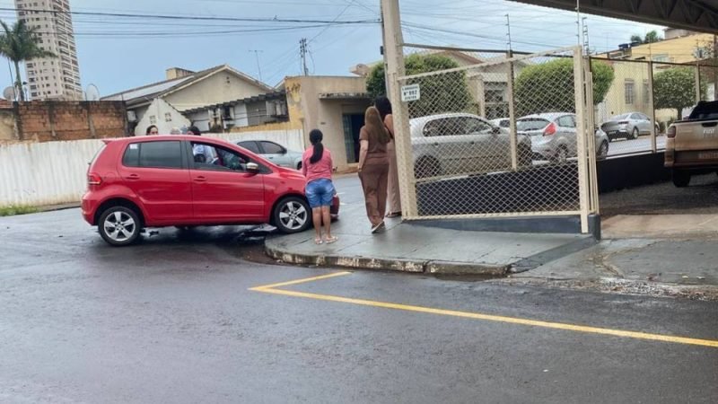 VÍDEO| Acidente entre dois veículos é registrado na manhã desta sexta-feira no Centro de Jataí