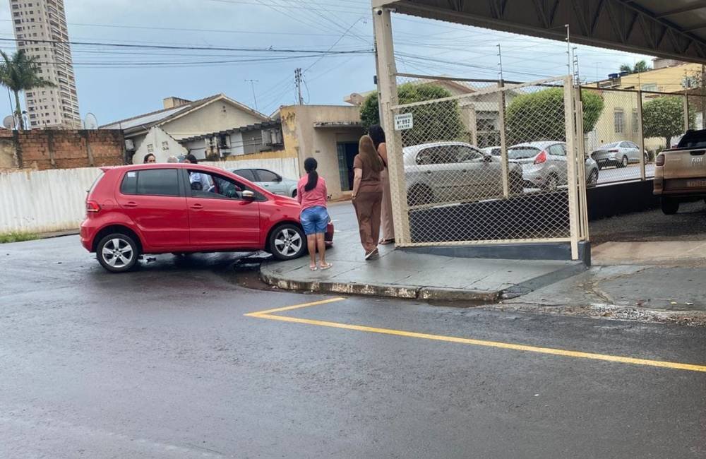 VÍDEO| Acidente entre dois veículos é registrado na manhã desta sexta-feira no Centro de Jataí