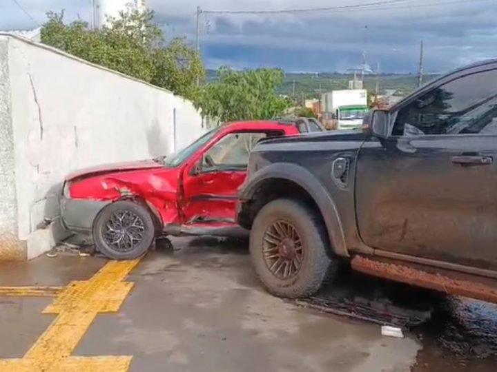 VÍDEO| Camionete avança parada obrigatória e provoca acidente no Setor Santa Lúcia, em Jataí