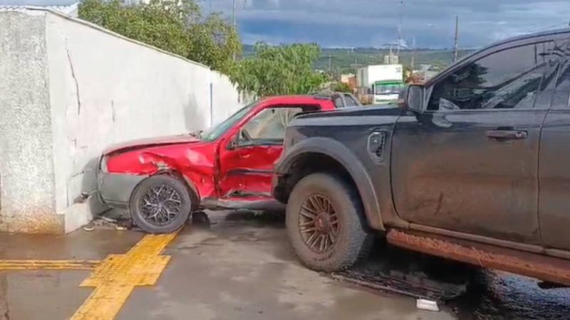 VÍDEO| Camionete avança parada obrigatória e provoca acidente no Setor Santa Lúcia, em Jataí