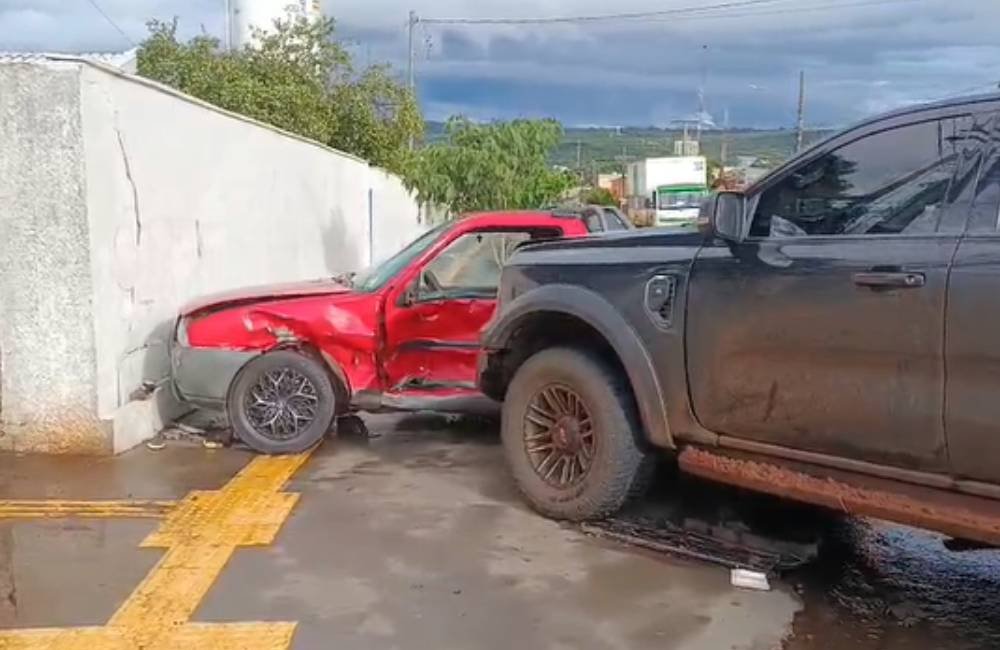 VÍDEO| Camionete avança parada obrigatória e provoca acidente no Setor Santa Lúcia, em Jataí
