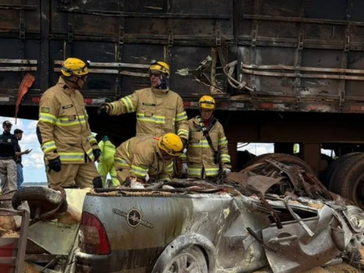 VÍDEO| Carro é esmagado por carreta na BR-452 em Rio Verde