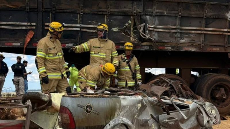 VÍDEO| Carro é esmagado por carreta na BR-452 em Rio Verde