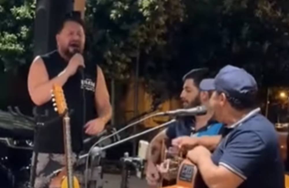 VÍDEO| Marrone surpreende público ao cantar em bar de Rio Verde ao lado de dupla local
