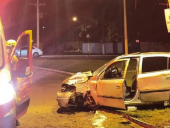 Veículo colide contra poste na Avenida 31 de Maio, em Jataí