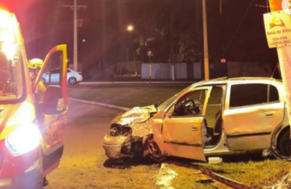 Veículo colide contra poste na Avenida 31 de Maio, em Jataí