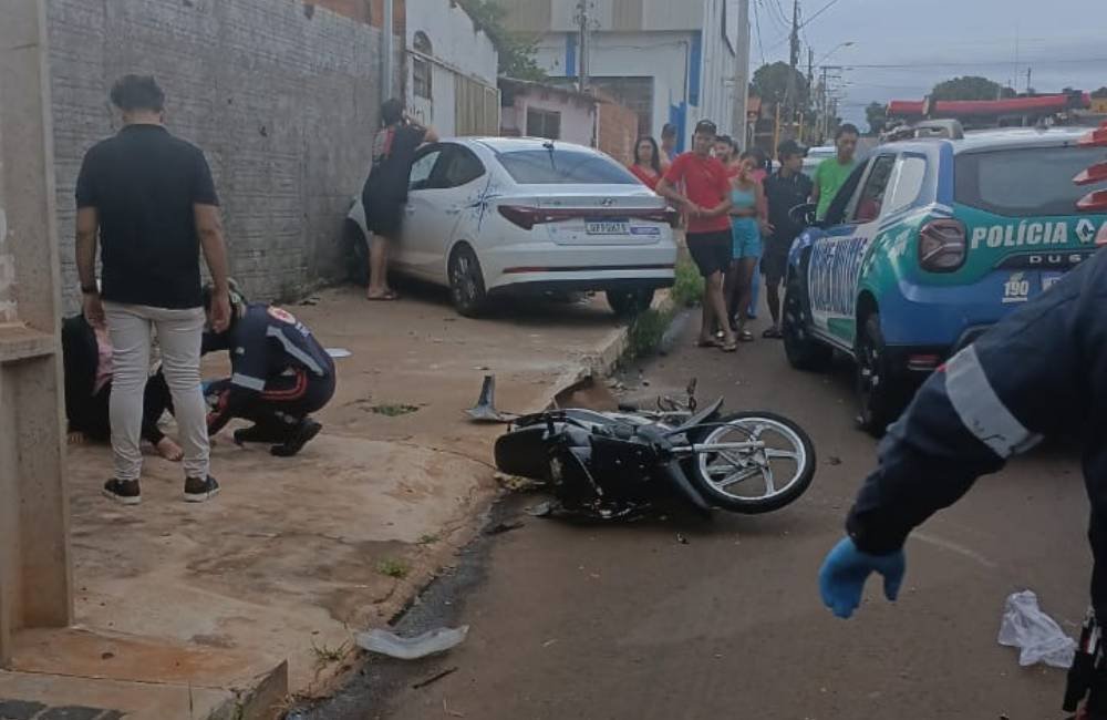 Acidente entre carro e motocicleta deixa duas mulheres feridas em cruzamento de Jataí