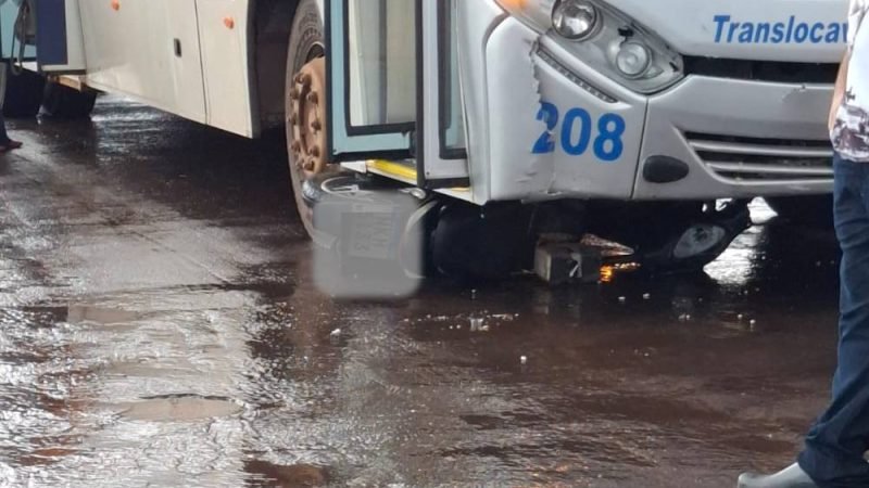 Acidente entre micro-ônibus e motocicleta deixa menor em estado grave em Jataí