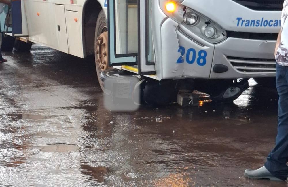 Acidente entre micro-ônibus e motocicleta deixa menor em estado grave em Jataí