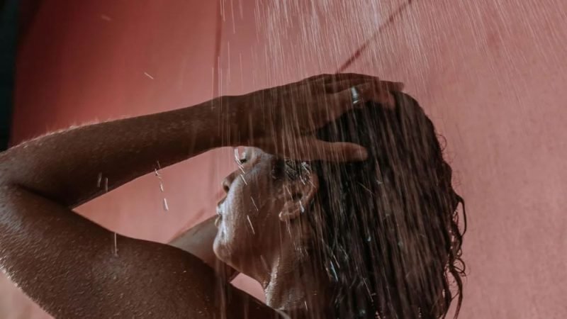 Banho diário é necessário? Especialistas explicam o que diz a ciência