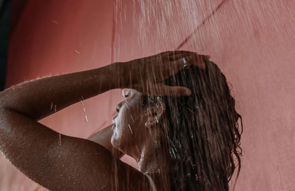 Banho diário é necessário? Especialistas explicam o que diz a ciência