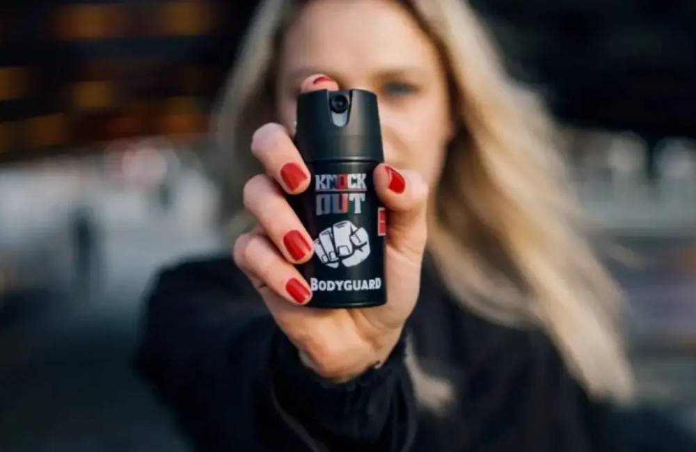 Câmara aprova projeto que autoriza spray de pimenta para mulheres; entenda regras e riscos