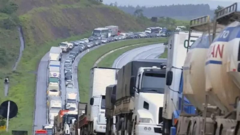 Caminhoneiros articulam paralisação nacional diante da alta do diesel no Brasil