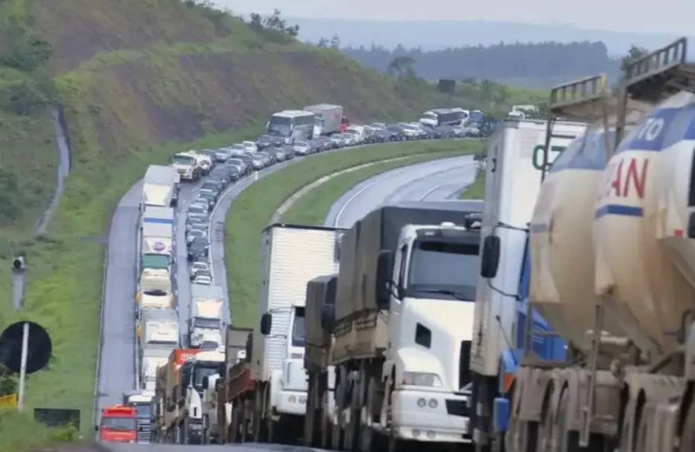 Caminhoneiros articulam paralisação nacional diante da alta do diesel no Brasil