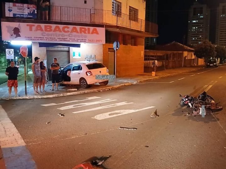 Colisão entre moto e carro no Centro de Jataí deixa duas mulheres feridas