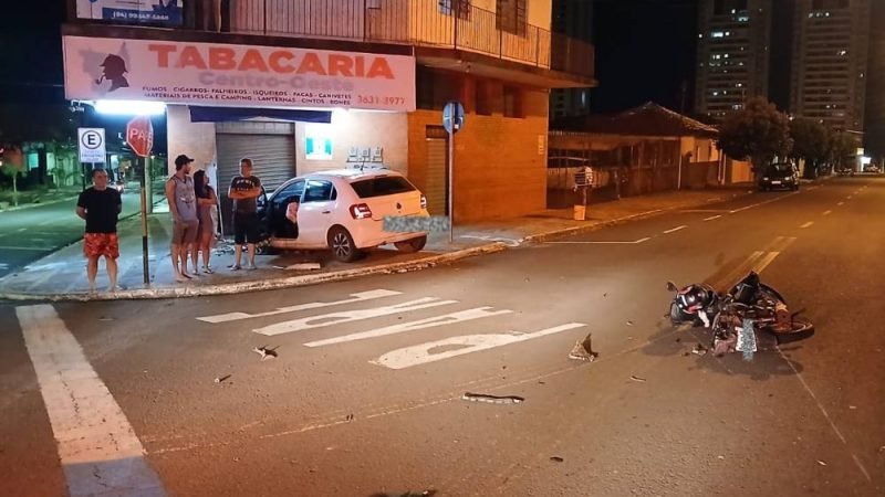 Colisão entre moto e carro no Centro de Jataí deixa duas mulheres feridas