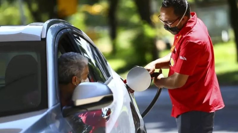 Crise no Oriente Médio eleva petróleo e distribuidoras já aumentam preço dos combustíveis no Brasil