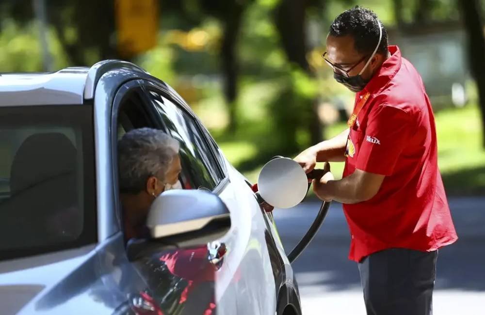 Crise no Oriente Médio eleva petróleo e distribuidoras já aumentam preço dos combustíveis no Brasil