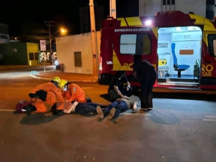 Grave acidente entre carro e moto deixa dois jovens feridos no Setor Aeroporto