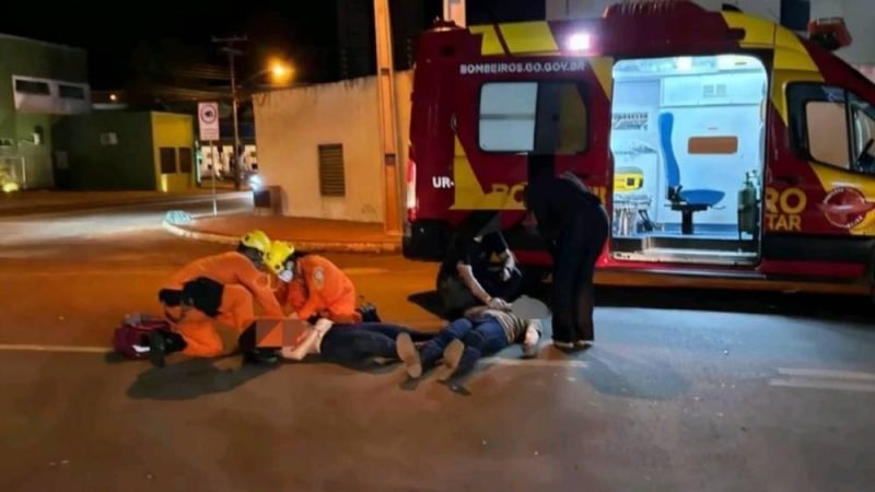 Grave acidente entre carro e moto deixa dois jovens feridos no Setor Aeroporto