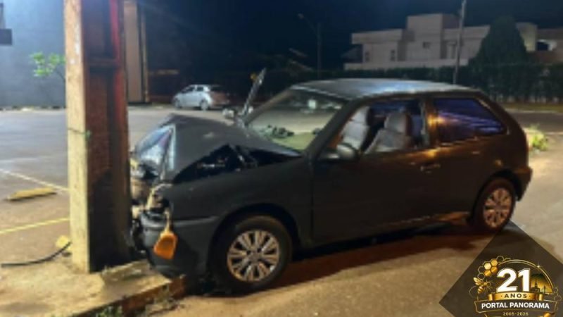 Motorista perde controle e colide contra poste em rotatória de Jataí
