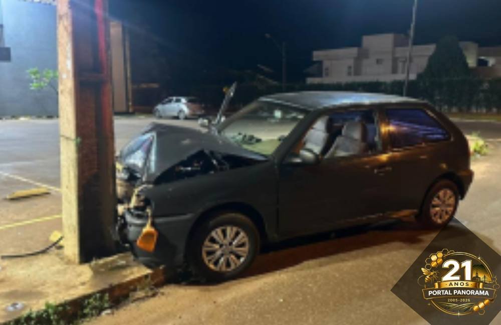Motorista perde controle e colide contra poste em rotatória de Jataí