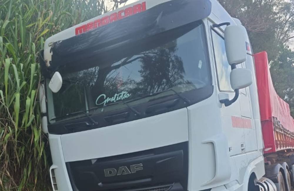 Motorista pula de carreta em movimento após falha nos freios na BR-364 em Jataí