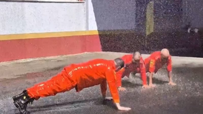 VÍDEO| Bombeiros do 13º BBM recebem homenagem ao passar para a reserva após anos de serviço