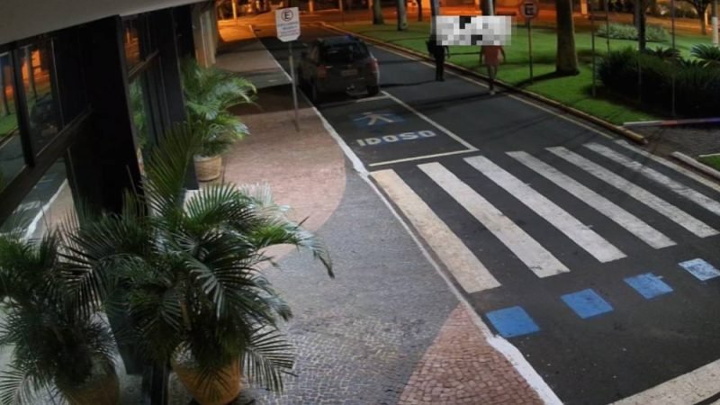 VÍDEO| Câmeras registram furto de refletores na Praça da Câmara durante a madrugada em Jataí