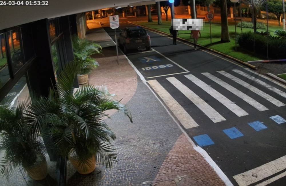 VÍDEO| Câmeras registram furto de refletores na Praça da Câmara durante a madrugada em Jataí