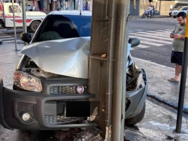 VÍDEO| Motorista embriagado perde controle e colide com poste em Jataí