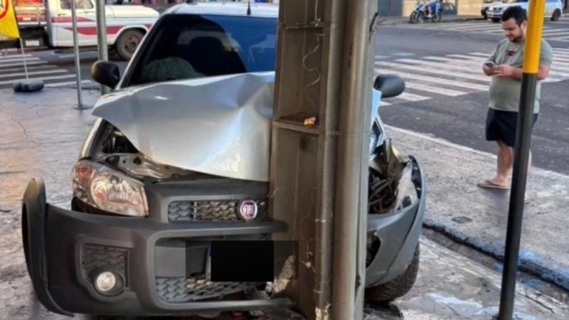 VÍDEO| Motorista embriagado perde controle e colide com poste em Jataí