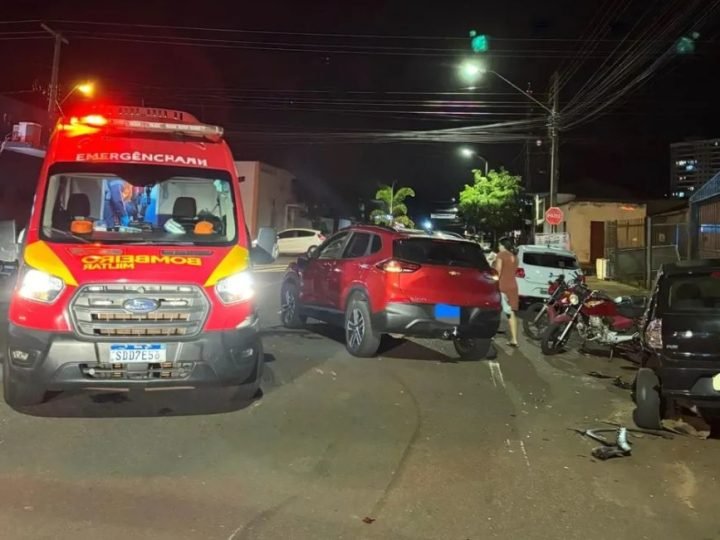 Carro tomba após colisão com veículos estacionados e motorista fica ferido em Jataí