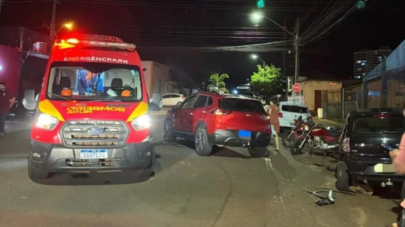 Carro tomba após colisão com veículos estacionados e motorista fica ferido em Jataí