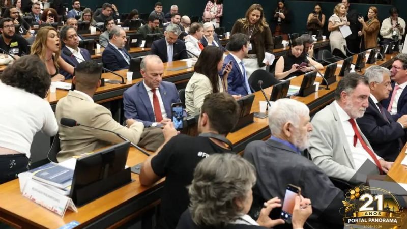 Pedido de vista adia votação da PEC que prevê fim da escala 6×1 na Câmara