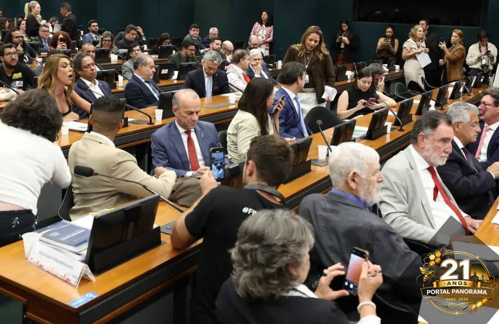 Pedido de vista adia votação da PEC que prevê fim da escala 6×1 na Câmara