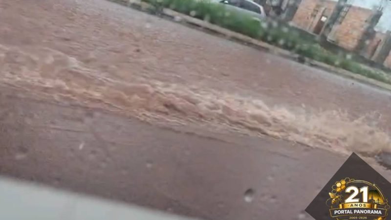 Vídeos mostram força da chuva em Jataí e ruas tomadas pela água nesta terça-feira (07)