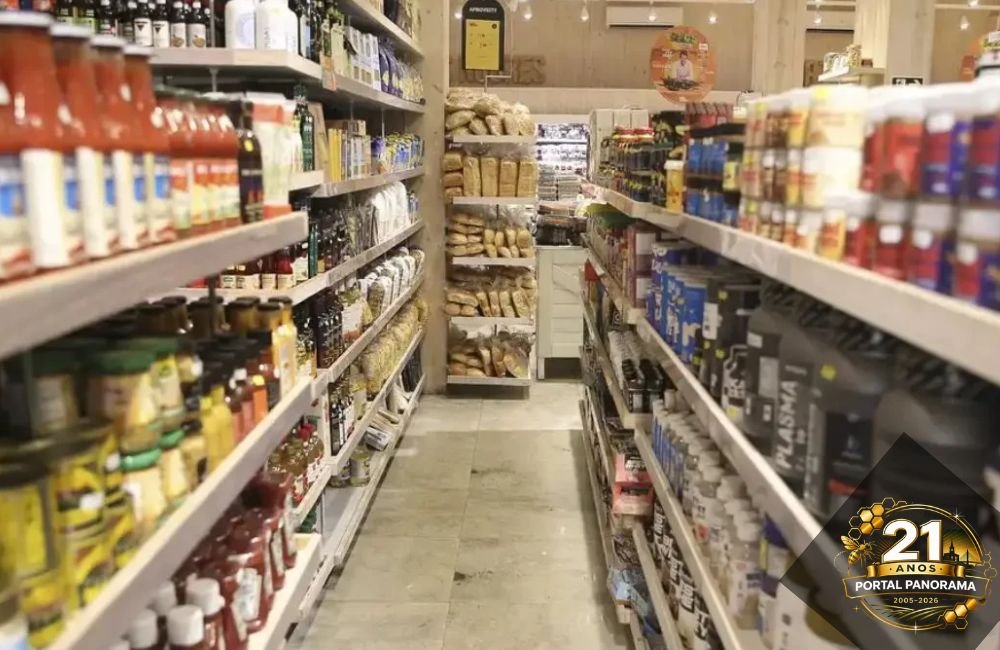 Consumidor escolhendo alimentos saudáveis como frutas, legumes e proteínas no supermercado
