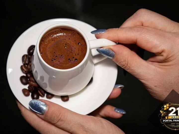 Por que você deve evitar tomar café logo após o almoço