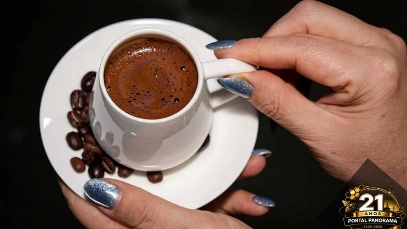 Por que você deve evitar tomar café logo após o almoço