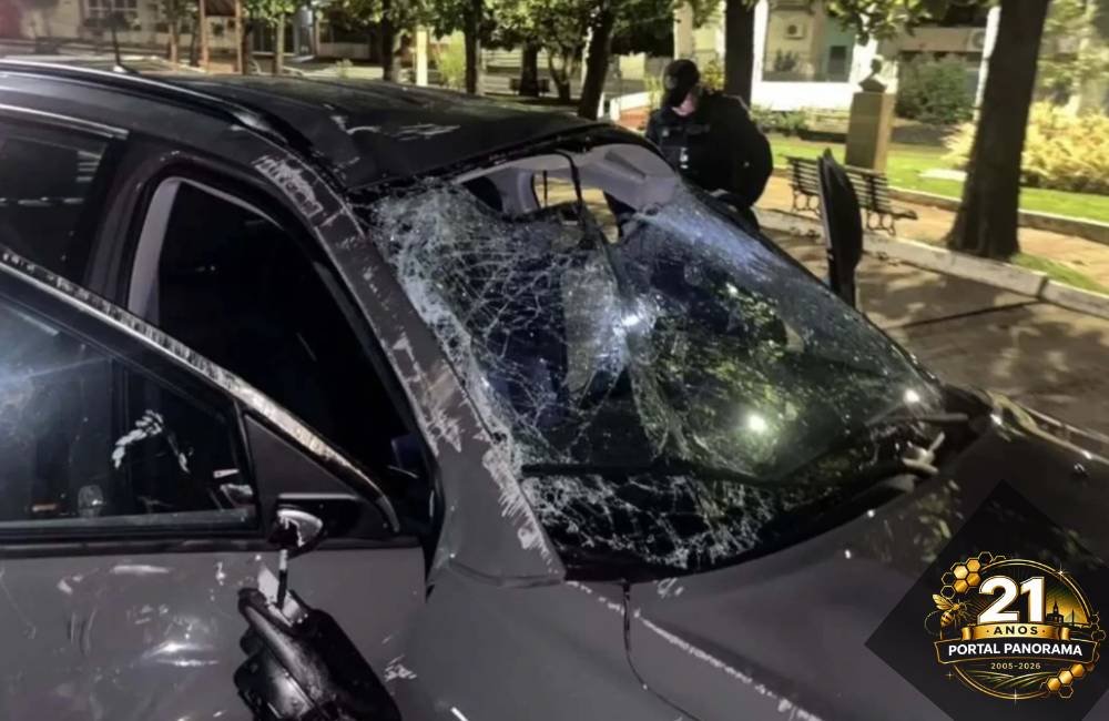 Veículo capota no centro de Jataí após colisão e motorista não é localizada