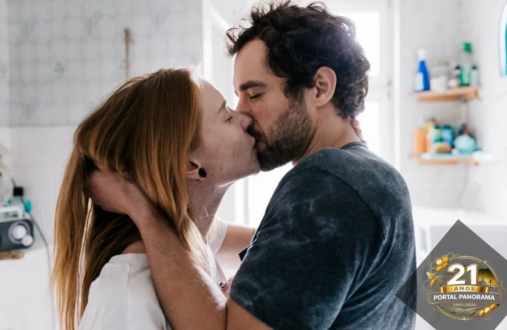 Casal se beijando simbolizando o Dia do Beijo e a importância da saúde bucal