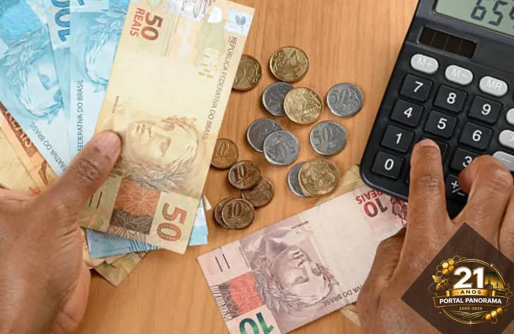 Famílias analisando contas diante do aumento do endividamento em Goiás