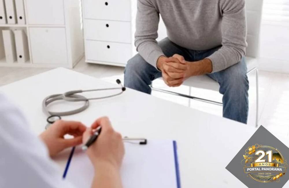 Trabalhador realizando exame preventivo após lei que garante folga remunerada